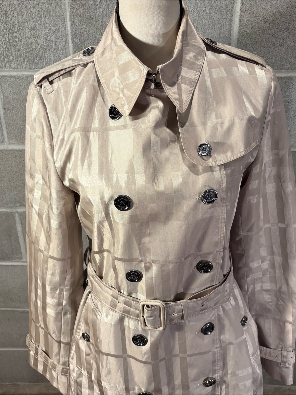 Burberry trench coat. - Picture 3 of 16
